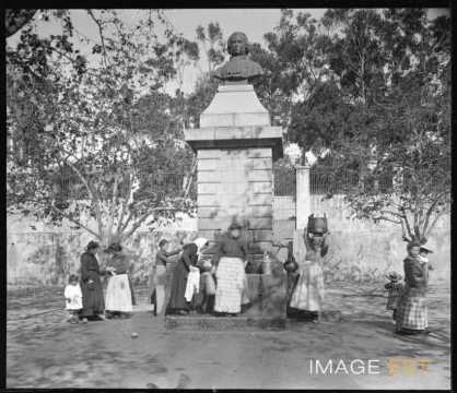 Femmes à la fontaine Marchal (Calvi)